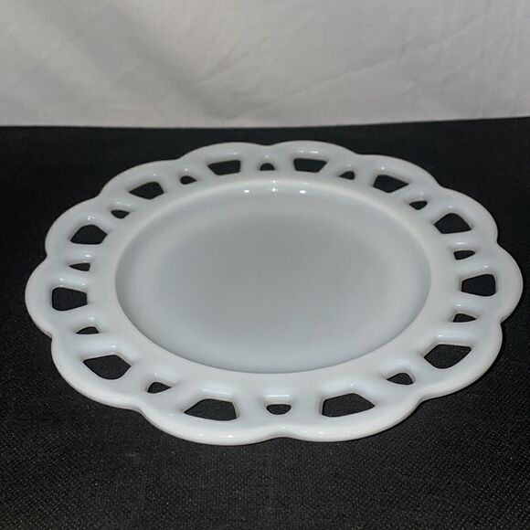 Beautiful vintage milk glass small dish - Picture 2 of 5